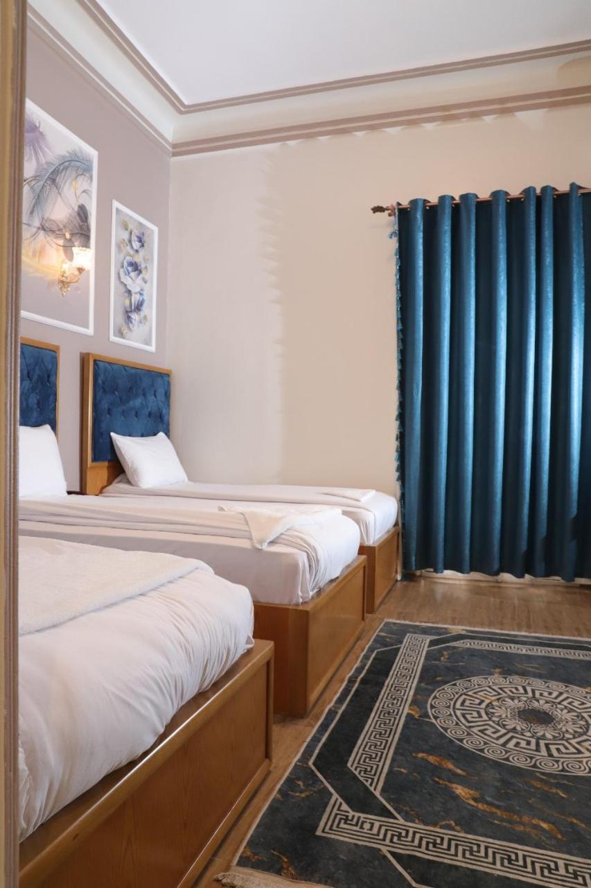 Hostal Golden Palace *