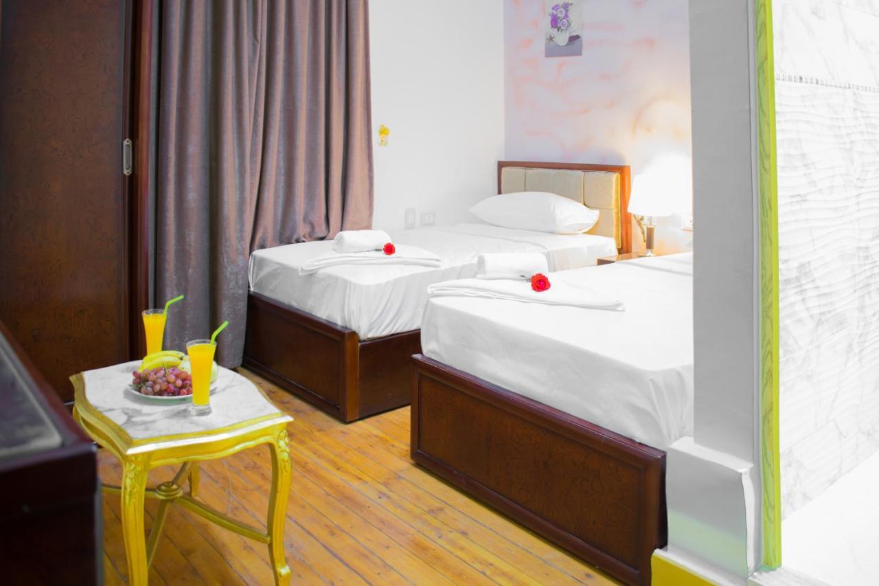 Golden Palace Hostal *
